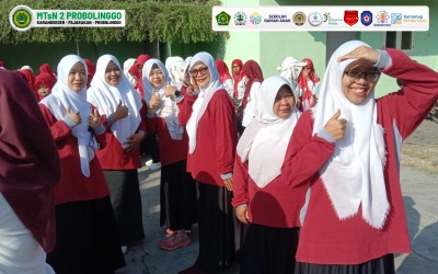 28 PPPK MTsN 2 Probolinggo Turut Meriahkan Jumat Sehat dan Lomba HUT RI ke-81, Semangat Kebersamaan Menggema di Kankemenag Kabupaten Probolinggo