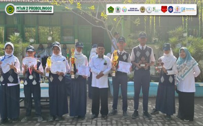 Kepala MTsN 2 Probolinggo Sematkan Predikat Juara Taman Kelas, Apresiasi Kreativitas dan Kepedulian Siswa terhadap Lingkungan