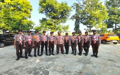 Sepuluh Anggota Elit Pramuka MTsN 2 Probolinggo Hadir Bersama Waka Humas dalam Upacara Hari Pramuka ke-65 di SMPN 2 Pajarakan