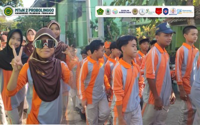730 LANGKAH, SATU SEMANGAT! - Jalan Sehat Ceria MTsN 2 Probolinggo Semarakkan Kebersamaan dan Kemerdekaan