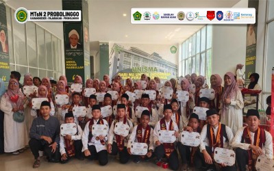 41 HAFIZ DAN HAFIZAH MUDA MTsN 2 PROBOLINGGO MELANGKAH KE UNISMA: MERAYAKAN CINTA AL-QUR’AN DI WISUDA AKBAR JAWA TIMUR KE-7