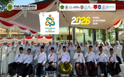 HARMONI SUARA SANTRI DI ALUN-ALUN KRAKSAAN: PADUAN SUARA MTsN 2 PROBOLINGGO TAMPIL MEMUKAU PADA HARI SANTRI 2026